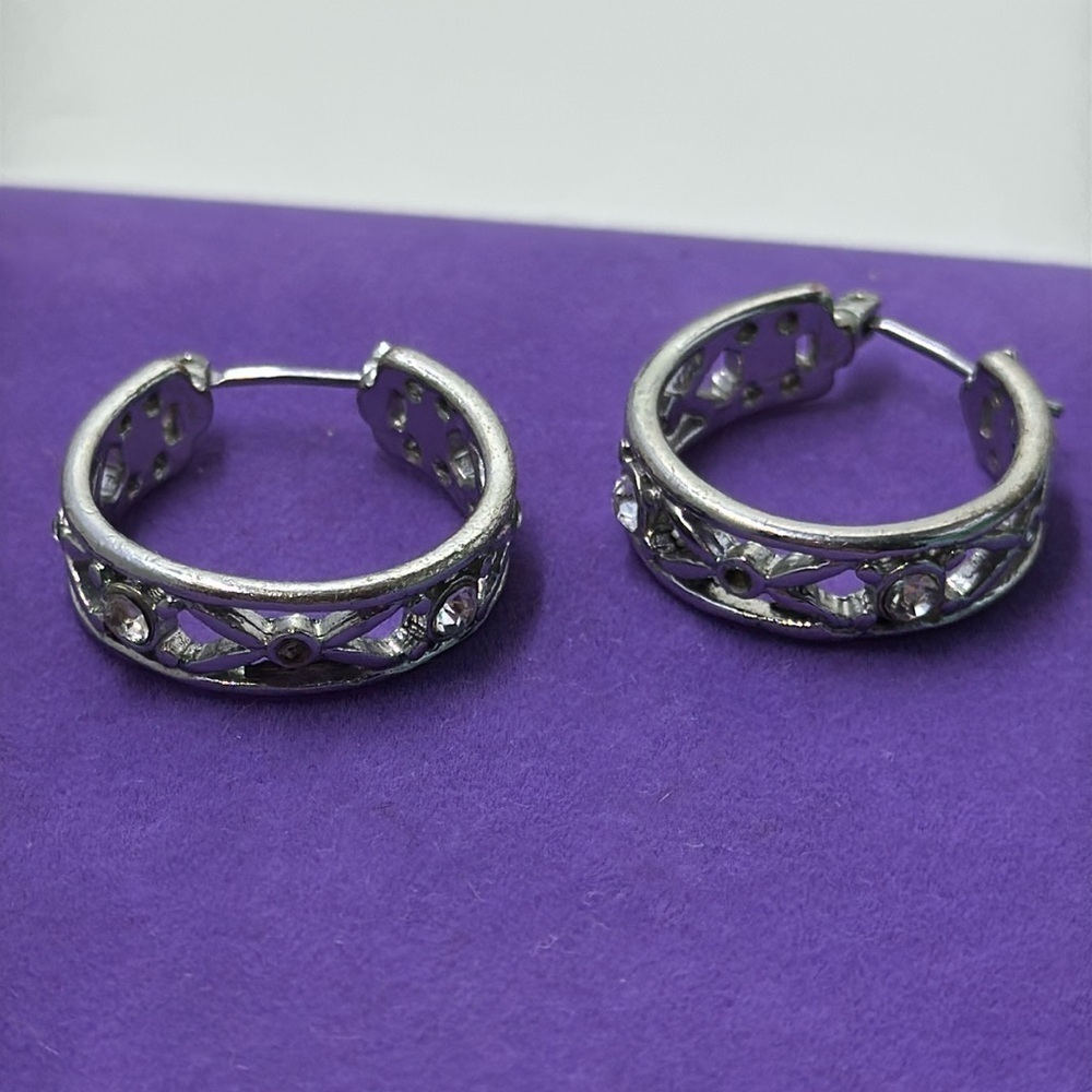 💛 Silver Tone Hoops With Crystals